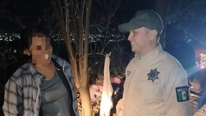 Mujer es rescatada en la Barranca de Huentitán en Guadalajara, luego de extraviarse.