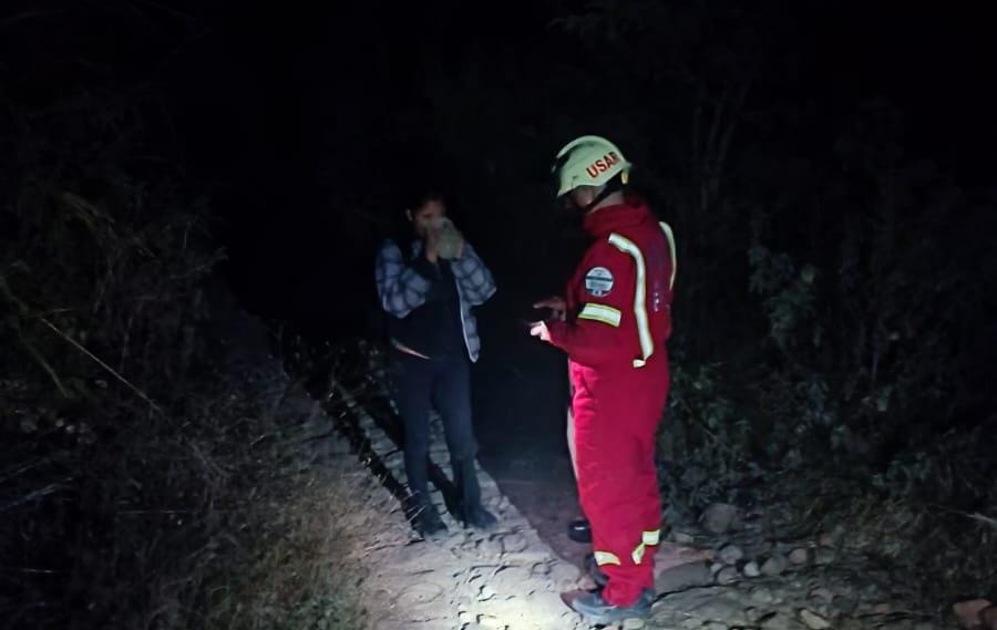 Mujer es rescatada en la Barranca de Huentitán en Guadalajara, luego de extraviarse.