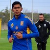Francisco Reyes, nuevo jugador de Tigres en 2026, realizando su primer entrenamiento con el equipo felino.
