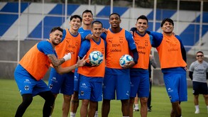 Jugadores de Rayados en el entrenamiento de hoy.