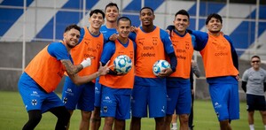 Jugadores de Rayados en el entrenamiento de hoy.