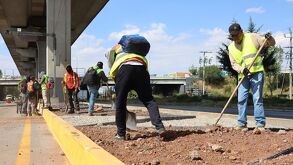 La Autopista México-Puebla registra reducción de carriles por labores de mantenimiento.