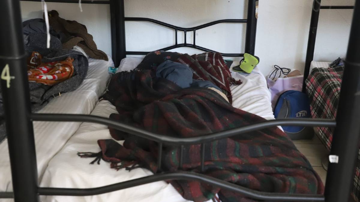 Personas refugiándose del frío en Monterrey.