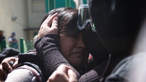 Mujer llorando tras ser rescatada de un caso de violencia familiar.