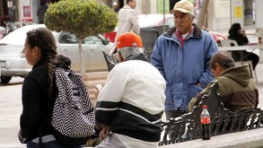 gente en el centro de Torreón abrigada.