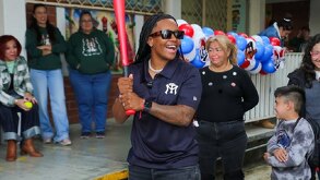 Suka Van Gurp de Sultanes femenil visitando el Centro de Atención Múltiple (CAM) Monterrey Sureste.