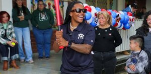 Suka Van Gurp de Sultanes femenil visitando el Centro de Atención Múltiple (CAM) Monterrey Sureste.