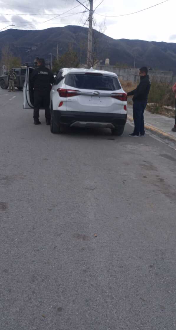 Según el testimonio del ama de casa, los agentes no presentaron la orden de cateo correspondiente y, al solicitarla, fue golpeada por mujeres policías.