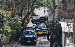 Patrulla de policía de Guadalajara y cintas amarillas