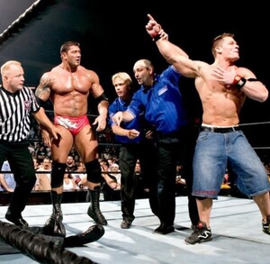 John Cena y Batista en el final del Royal Rumble 2005.
