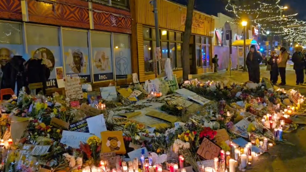 Decenas de ciudadanos se congregaron la noche de este domingo en la avenida Nicollet.