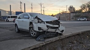 Se observa una camioneta blanca destrozada por un choque frontal.