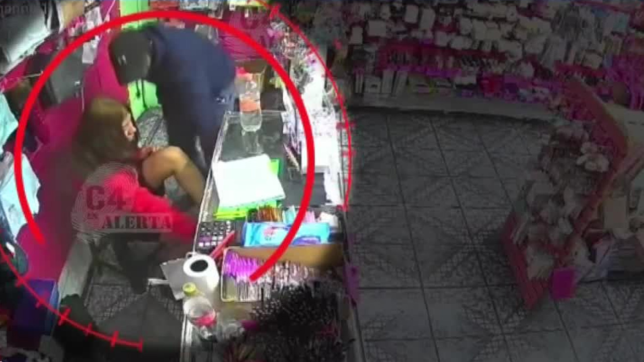 Cámaras de seguridad captaron el momento en que un sujeto asaltó a una empleada de un establecimiento en Nezahualcóyotl.