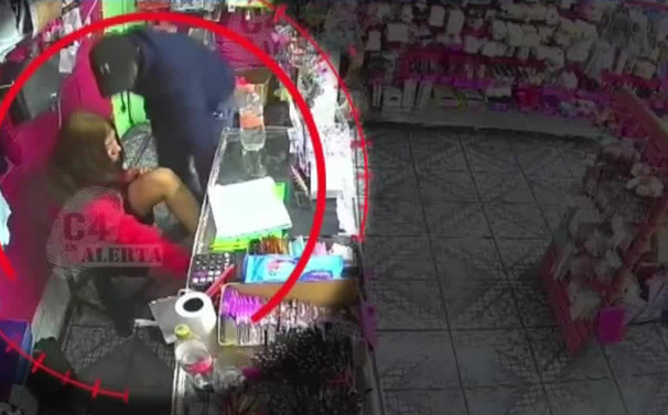 Cámaras de seguridad captaron el momento en que un sujeto asaltó a una empleada de un establecimiento en Nezahualcóyotl.