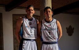 Dos jugadores de los Astros de Jalisco posan con sus uniformes blancos, los cuales lucen el patrocinio de la tarjeta 