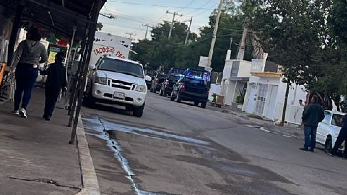 Autoridades de Seguridad atendiendo el reporte de un ataque armado al secretario de Seguridad de Culiacán.