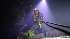 bomberos de Zapopan rescatan a hombre que cayó dentro de obra en Av. López Mateos