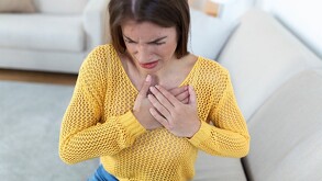 Mujer con molestias en el pecho.