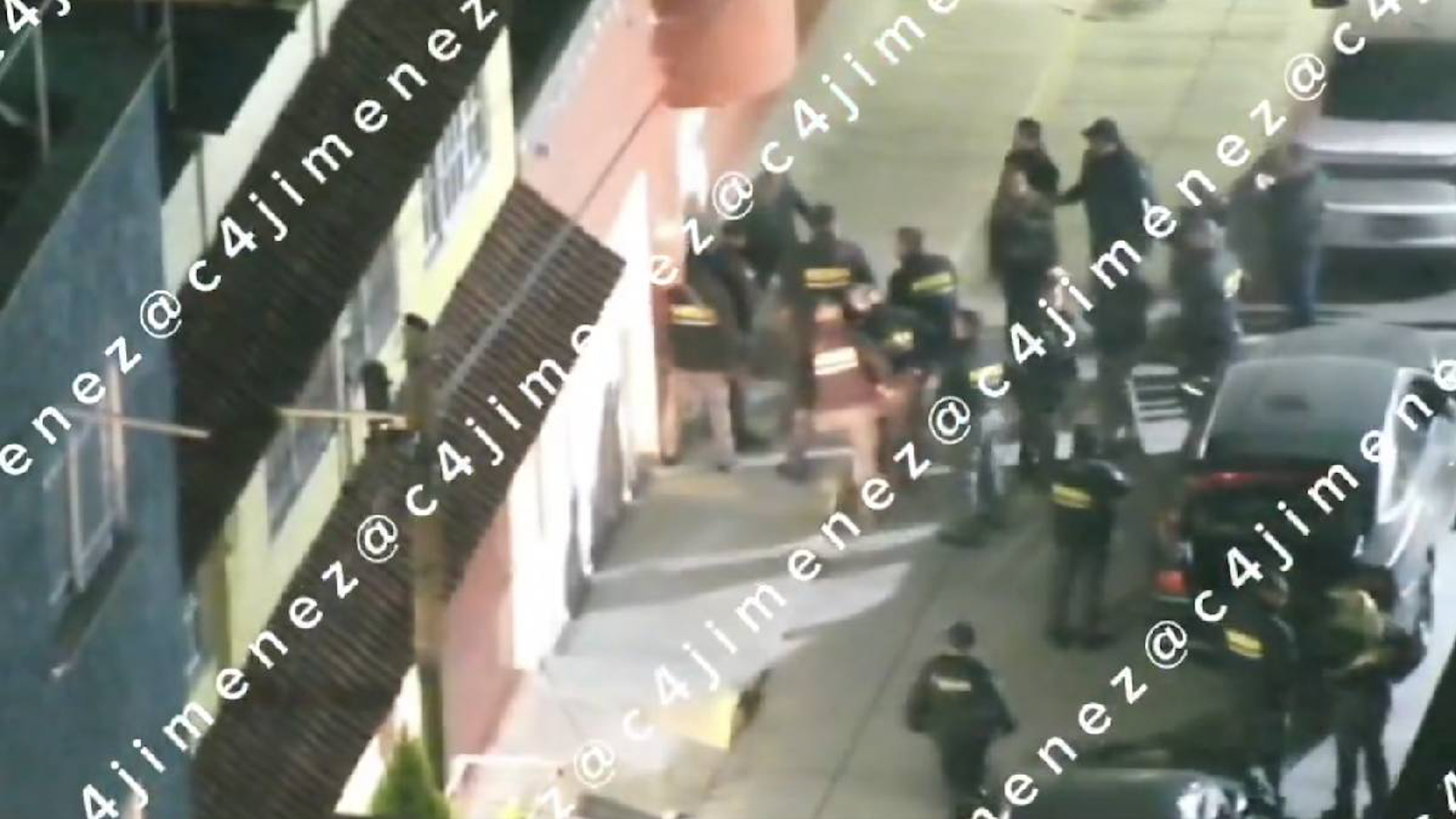 Tras arrastrar a la víctima por 2 km, fue captada escondiendo su auto. Catean casa en Chimalhuacán para dar con su paradero.