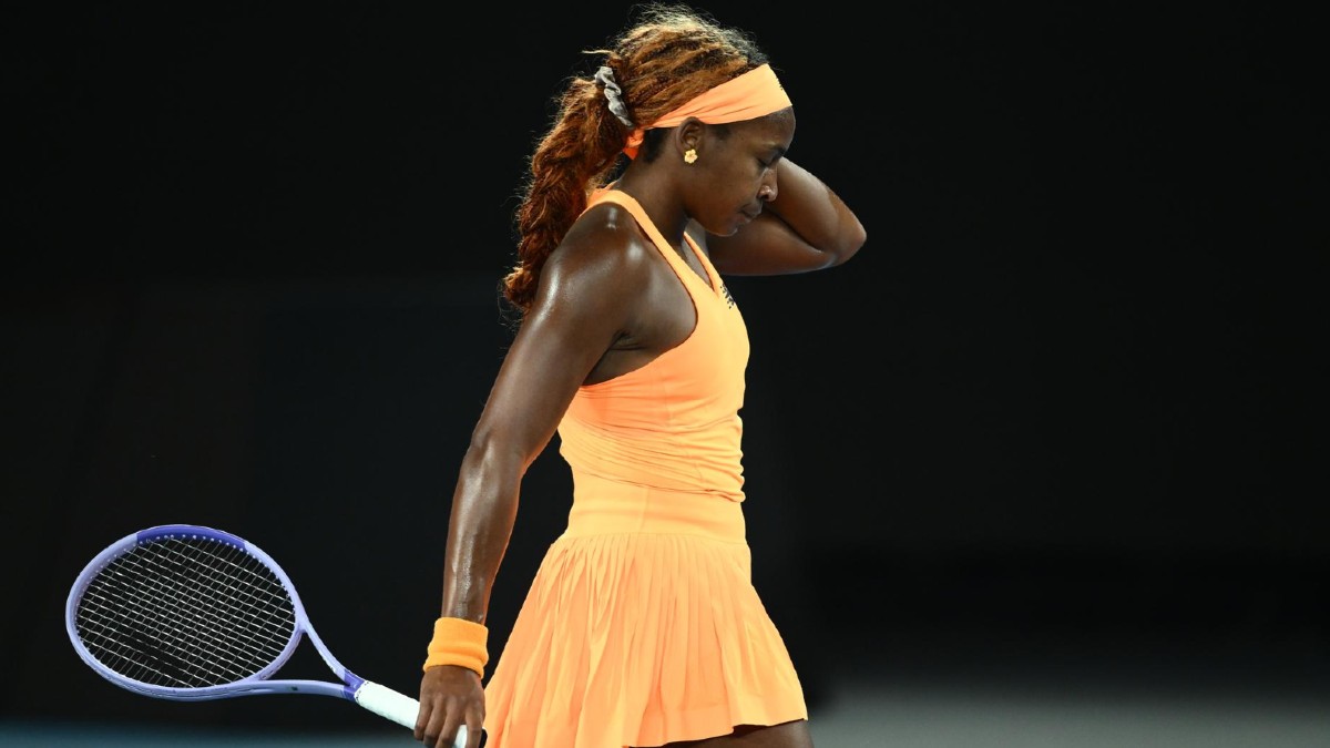 Coco Gauff lamentándose tras perder en el Abierto de Australia 2026.