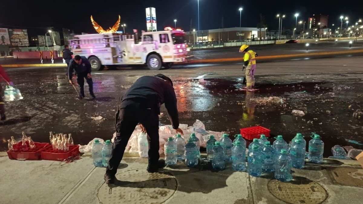 Refrescos derramados en el periférico de Torreón