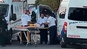 Paramédicos atendiendo a un chofer de transporte público baleado en Tehuacán, Puebla.