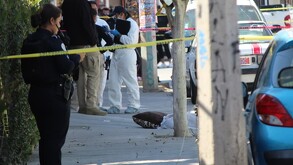 La descarga fue tan intensa que el hombre salió proyectado desde el tercer nivel de la vivienda y cayó hasta la banqueta.