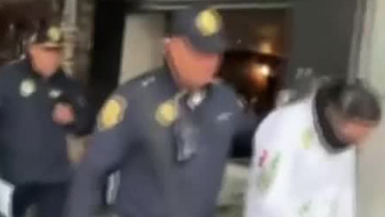 Un elemento de la SSC-CdMx fue detenido por Asuntos Internos tras ser acusado de extorsionar con 6 mil 500 pesos a una mujer de la tercera edad.