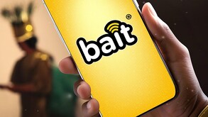 Mano sostiene un teléfono celular de la marca Bait.