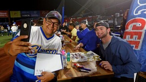Mateo Gil con la afición de Charros de Jalisco en los festejos del bicampeonato.