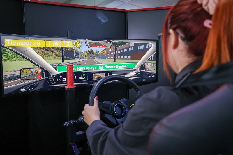 Persona en un simulador de manejo en Puebla.