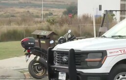 Primer plano parcial de una patrulla Ford blanca marcada como 