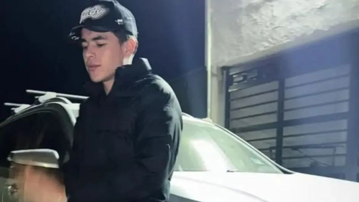 Joven Chris Hernán vestido de negro.