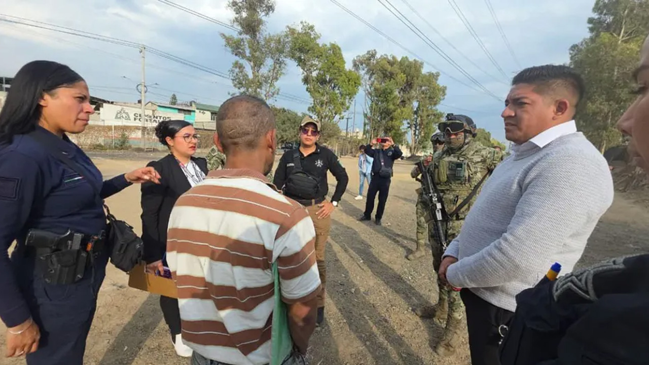 Autoridades rescataron a Liam Gael, un bebé de un año y tres meses, hallado solo y encerrado con candado en una choza insalubre en Ecatepec.