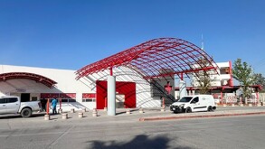 Se observa un edificio blanco con una cruz  roja.