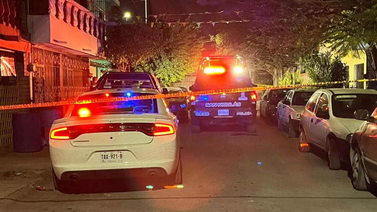 Un joven perdió la vida la noche del lunes 26 de enero luego de ser atacado a balazos en la vía pública del municipio de San Nicolás de los Garza.