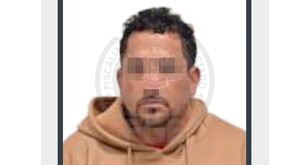 Hombre identificado como Juan José ‘N’, alias ‘El Gopar’, viendo de frente y con los ojos censurados delante de un fondo blanco
