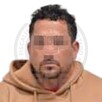 Hombre identificado como Juan José ‘N’, alias ‘El Gopar’, viendo de frente y con los ojos censurados delante de un fondo blanco