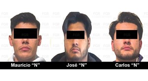 Los rostros de tres hombres viendo de frente con los ojos censurados por un recuadro negro delante de un fondo blanco y con sus nombres debajo