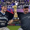 Mateo Gil y Benjamín Gil levantando un trofeo con Charros de Jalisco