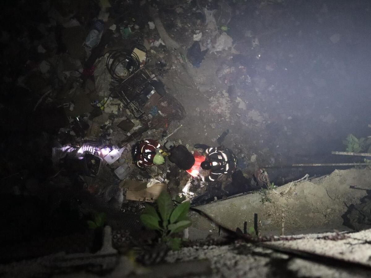 bomberos de Zapopan rescatan a hombre que cayó dentro de obra en Av. López Mateos