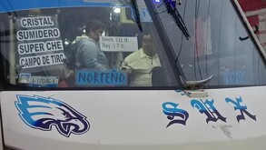 Pasajeros abordando un autobús de transporte público en Xalapa, Veracruz.
