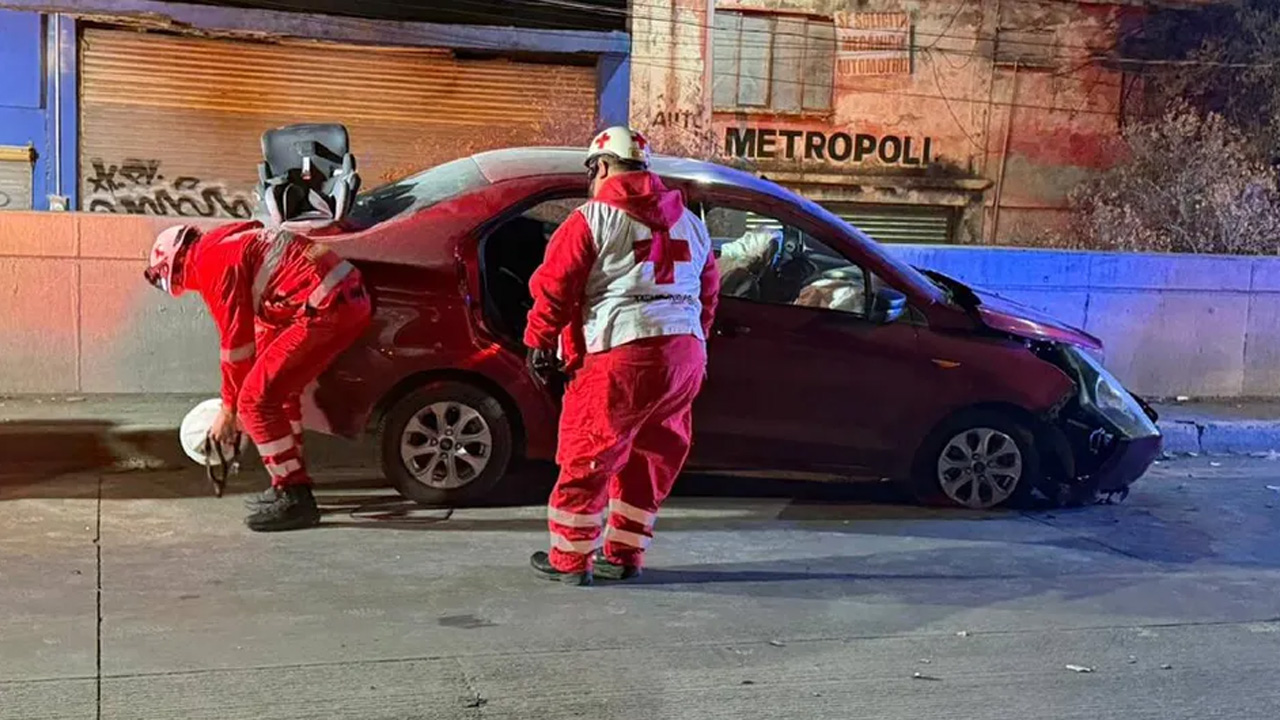 Un accidente vial se registró la noche del lunes en Monterrey, cuando un tráiler impactó a un automóvil y terminó atropellando a una mujer adulta.