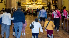 Peregrinos visitan la Basílica de San Juan de los Lagos desde todas partes del país.