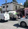 Se observa una camioneta de una funeraria Martínez, otrso vehículos en medio de la calle.