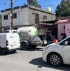 Se observa una camioneta de una funeraria Martínez, otrso vehículos en medio de la calle.