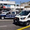 Patrullas de la Policía Municipal de Zapopan junto con ambulancias estacionadas a las afueras de un comercio