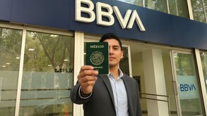Hombre yendo a pagar su pasaporte en un banco de la Ciudad de México.