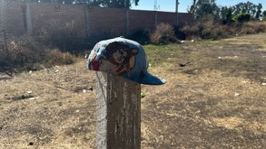 Hombres armados que llegaron en al menos tres camionetas ingresaron al campo y comenzaron a disparar contra los presentes, sin importar que hubiera menores.