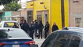 Autoridades atendiendo el reporte de una mujer presuntamente asesinada por su hijo en San Pedro, Coahuila.